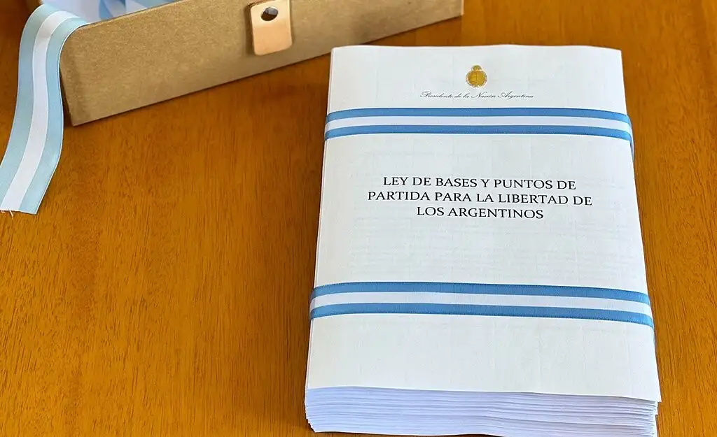 Con cinta patria y sin concesiones: la Ley Bases busca cortar las cadenas del Estado que asfixia.