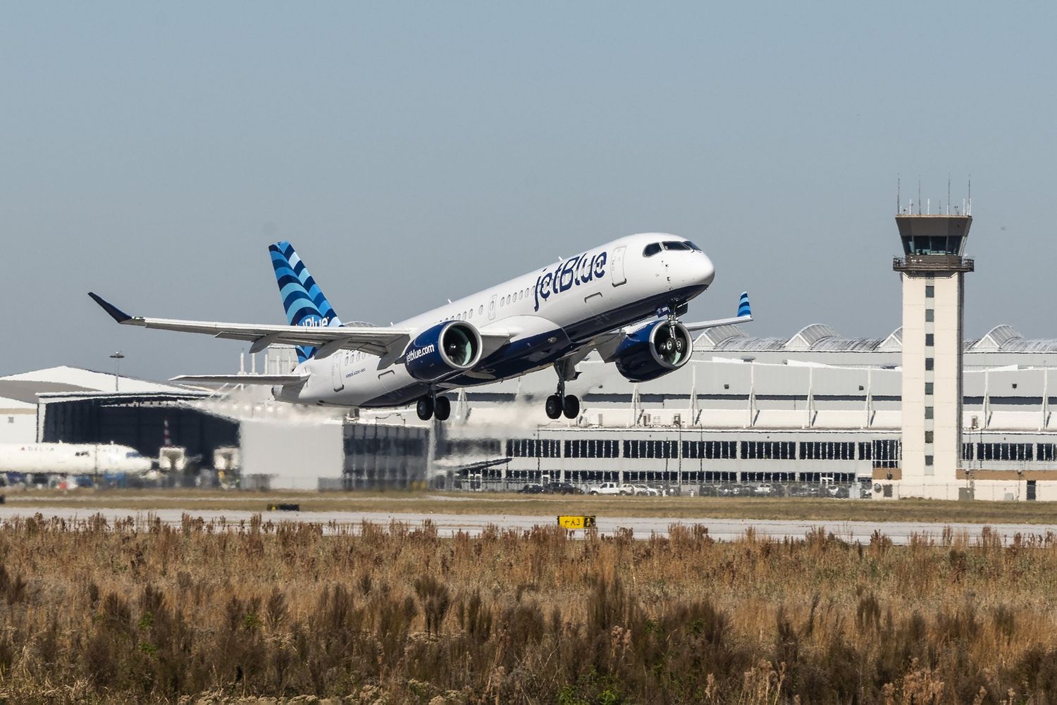 JetBlue posts its first profitable quarter since the start of the pandemic