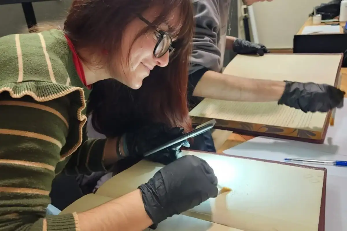 Estudiantes del Instituto Superior de Arte trabajan en la conservación de documentos históricos del exfrigorífico
