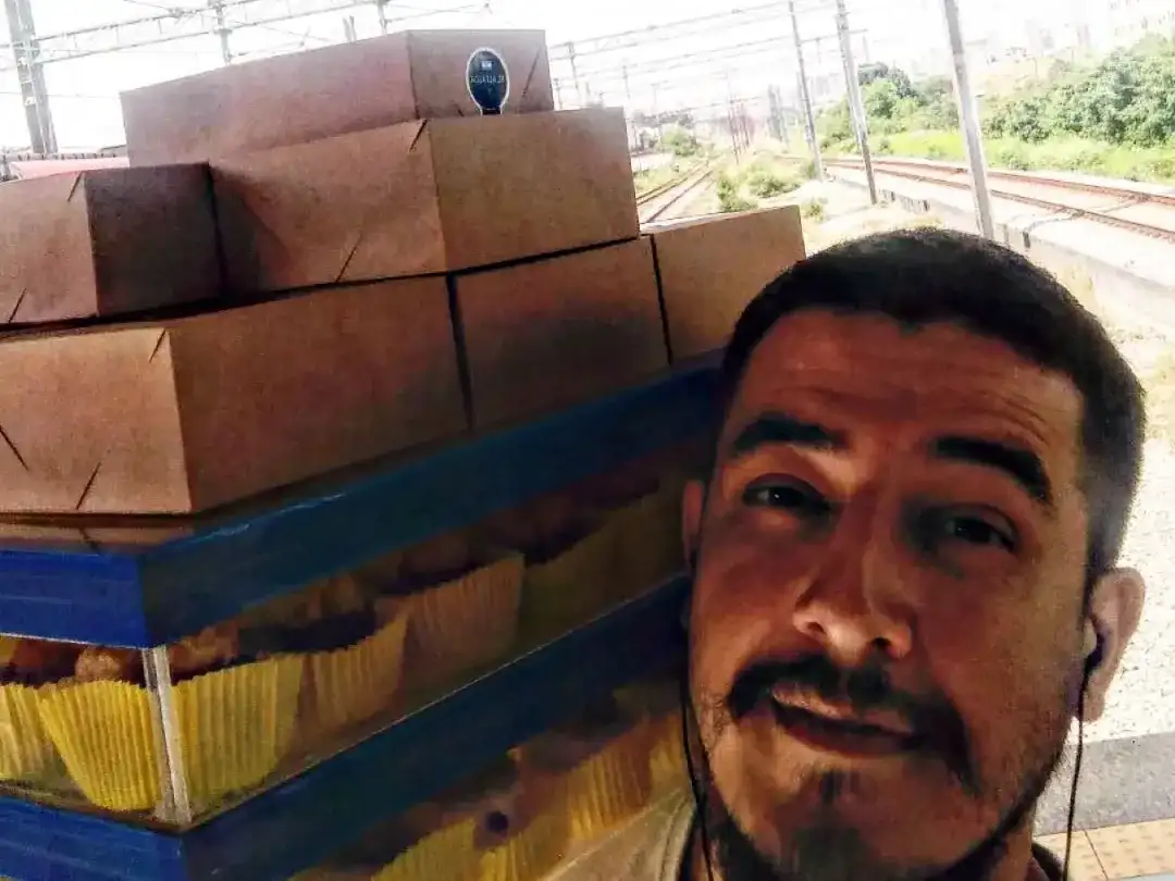 Francisco con cajas de alfajores