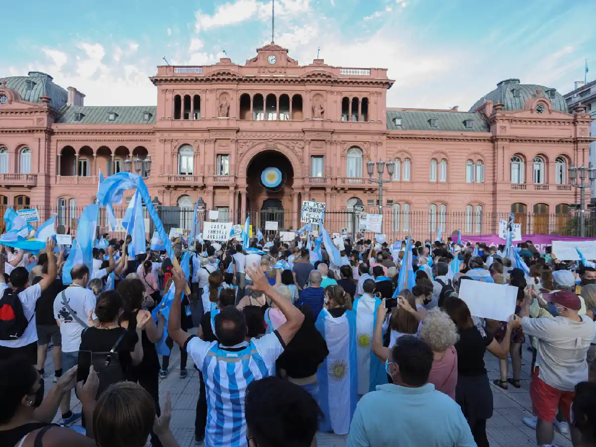 La oposición encabezó las marchas en el país por el escándalo de los vacunados VIP