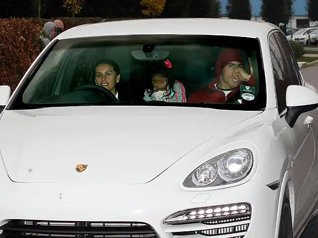 Tevez arribó en Porsche para cumplir su sentencia en Inglaterra