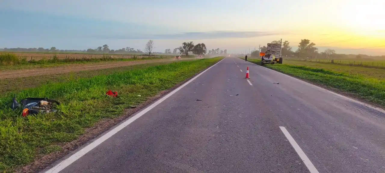 Un joven resultó gravemente herido tras chocar en moto contra una maquinaria agrícola en Ruta 23