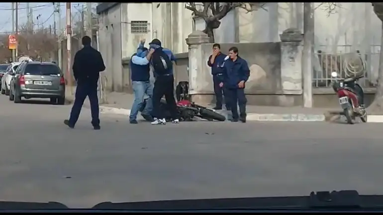Video: motociclista le quebró la mandíbula a un inspector de tránsito