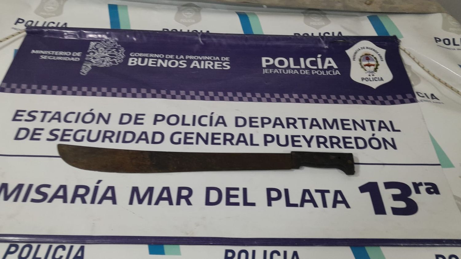 Discutió con su familia y los amenazó de muerte con un machete