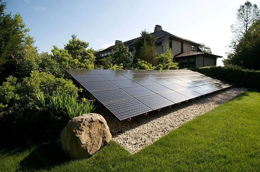 Una residencia cordobesa con paneles solares instalados en el jardín: cada vez más hogares optan por generar su propia energía y reducir su factura eléctrica.