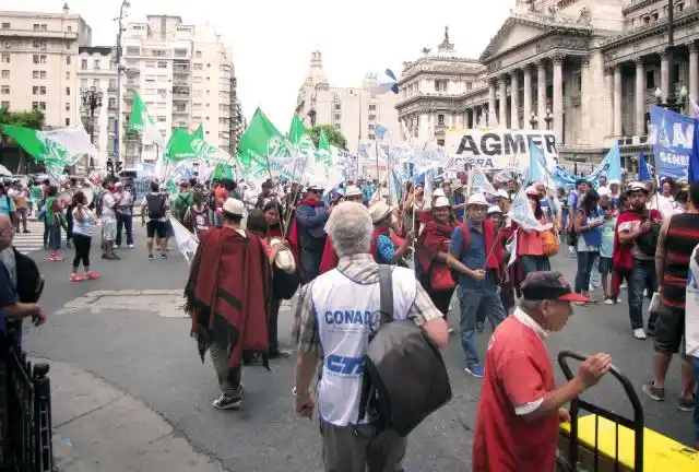 Una importante movilización docente exigió paritarias
