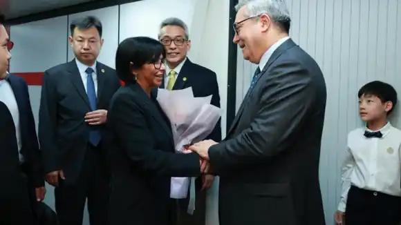 ¿BUSCANDO NUEVOS FINANCIAMIENTOS? Delcy Rodríguez de visita oficial en China