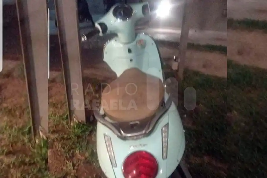 Le robaron la moto, le sacaron la batería y la dejaron abandonada como si nada