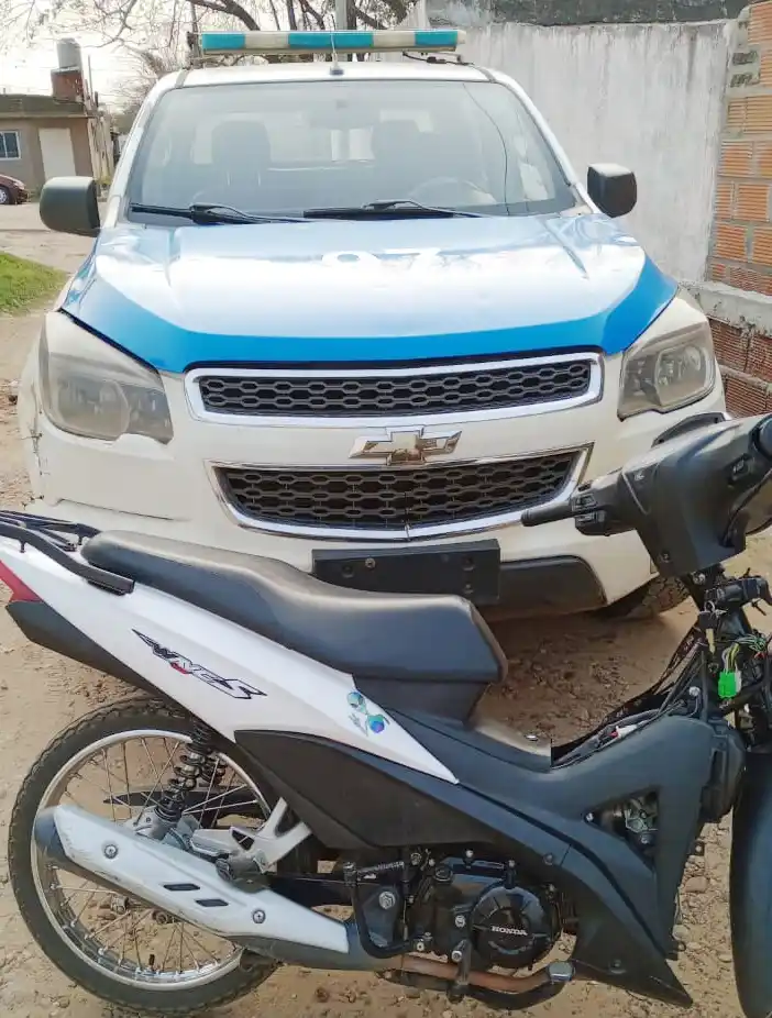 Intento de detención de motocicleta termina con operativo policial en domicilio