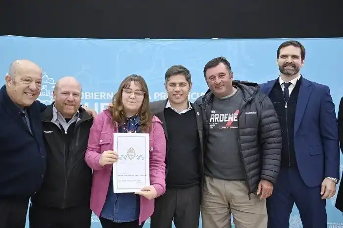 Kicillof entregó 137 escrituras gratuitas, inauguró espacios comunitarios y otorgó equipamiento y netbooks.
