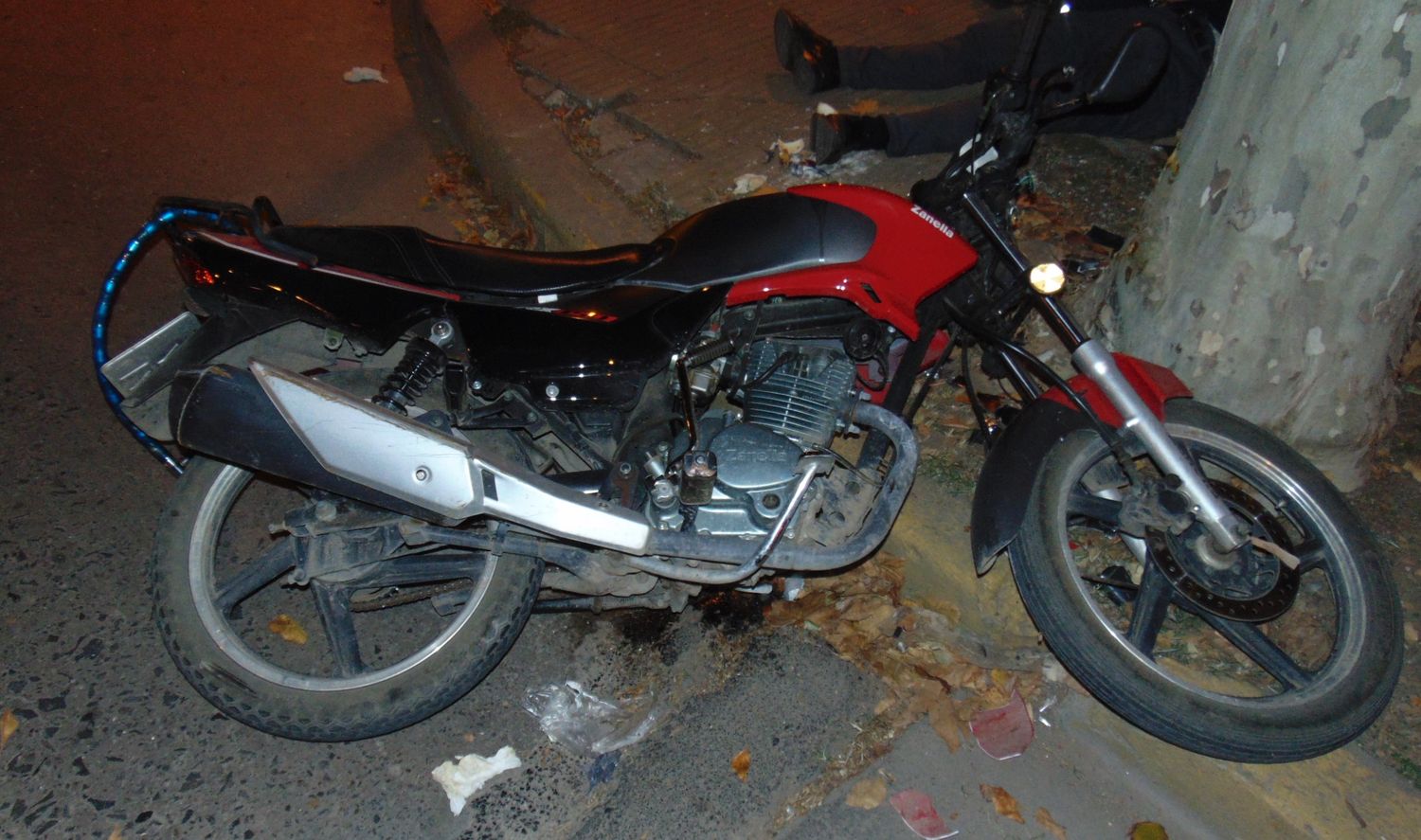 La moto siniestrada. Crédito: Bomberos de Venado Tuerto.