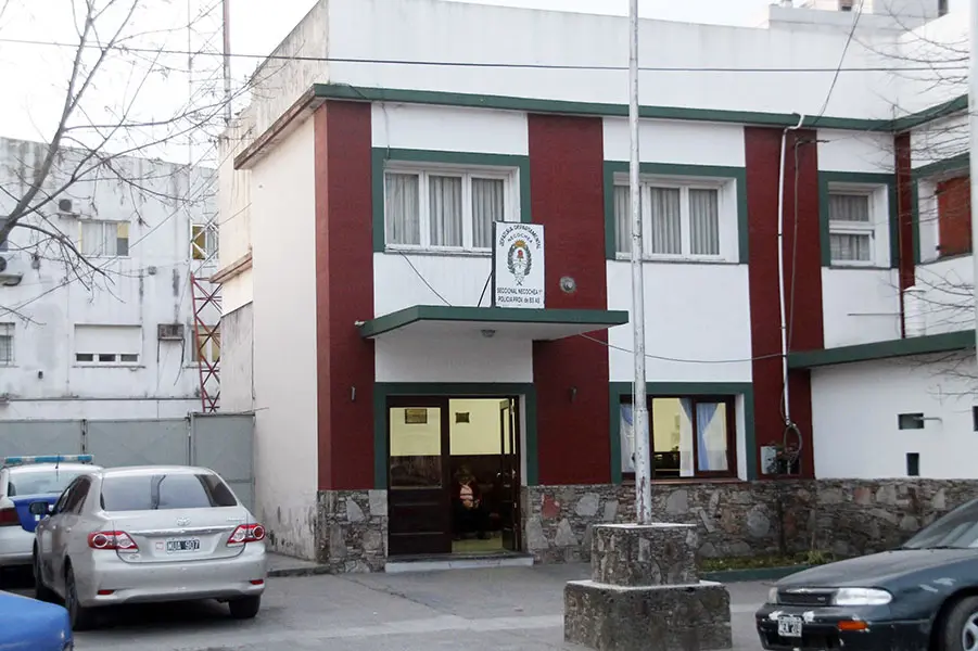 Lo atraparon, tras robar objetos de un vehículo