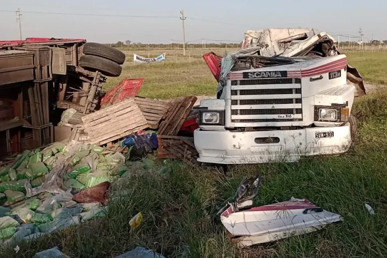 Un camión de la empresa El Yarará volcó y quedó completamente destrozado