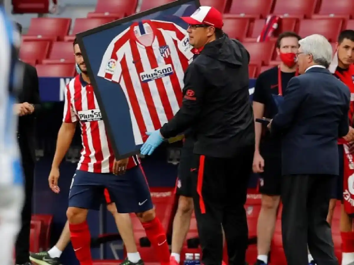 El "Mono" Burgos se  despidió de Atlético  con un homenaje
