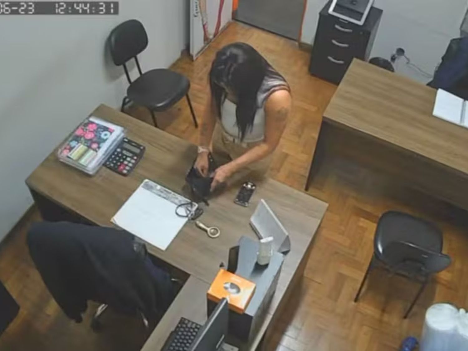 La docente entró a dirección y revisó las pertenencias de la vicedirectora.