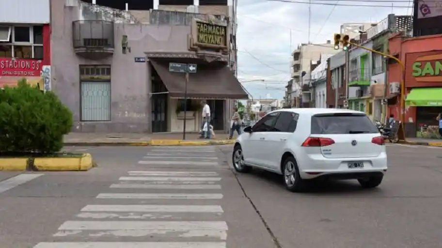 Cruzar a mitad de cuadra: un hábito común que aumenta el riesgo de accidentes