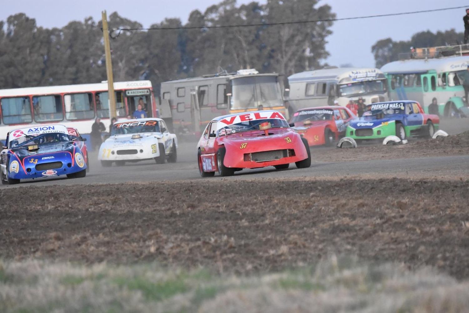 FOTO OSCAR ALBANO-LA VERDAD Al frente, la Chevy de Marcelo Timo, tripulado en invitados por Fabián Ruiz de Azúa.