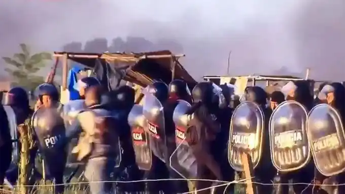 Tensión en Guernica: Al mando de Sergio Berni, la policía avanza con el desalojo y derriba las casillas de los ocupantes 