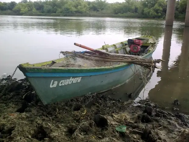Un pequeño niño de 2 años rehén de su padre