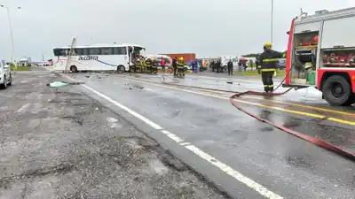 Fuerte accidente en A012 y ruta 14: el chofer del colectivo quedó atrapado y rescatado por bomberos