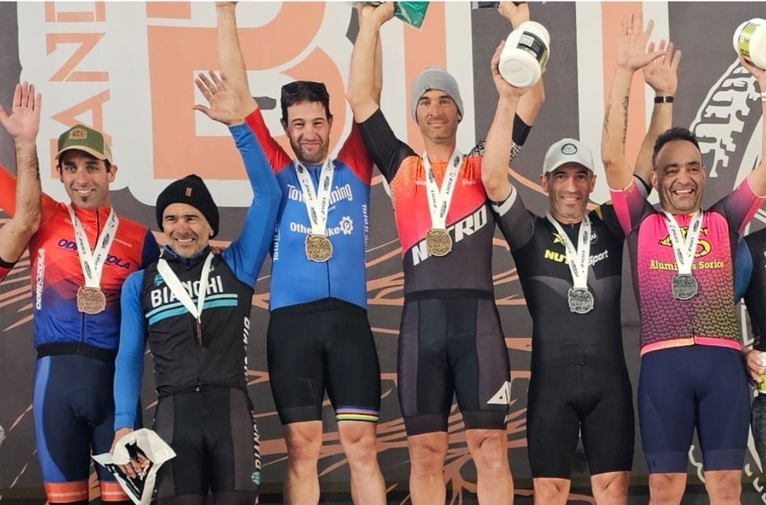 A la derecha y en el segundo puesto del podio. Martín Sorice