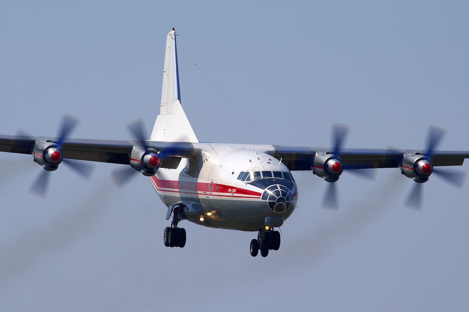 Un Antonov-12BP ucraniano de 57 años de antigüedad pasó por Mendoza, Argentina