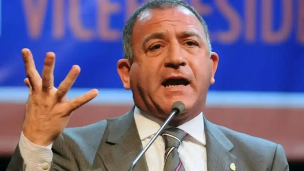 En medio de una entrevista radial, le arrebataron el celular a Luis Juez y quedó todo grabado