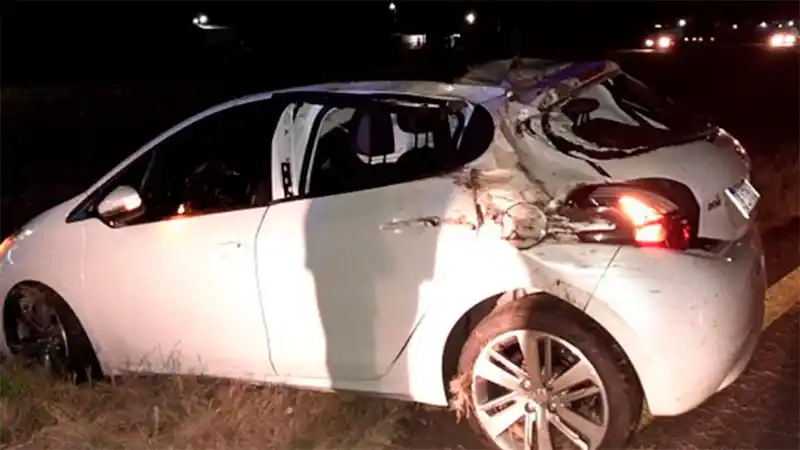 Un hombre perdió el control de su auto y volcó en la Autovía Artigas