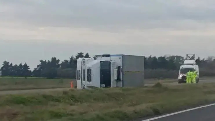 Un camión con carga de carne volcó sobre la Ruta Nacional 34