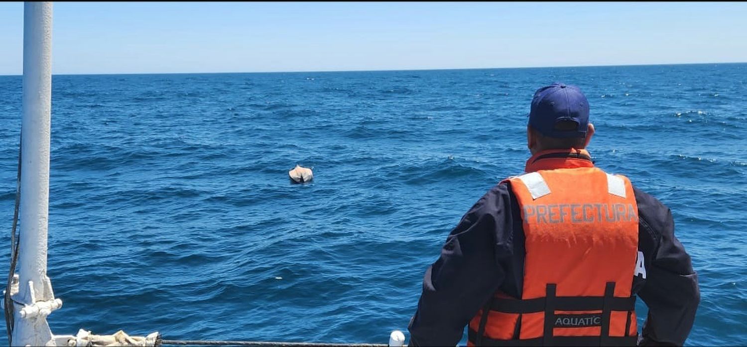 Hallazgo. El martes Prefectura encontró el kayak que utilizaba el joven desaparecido