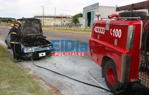 Se incendió un coche fúnebre y lo apagaron los vecinos