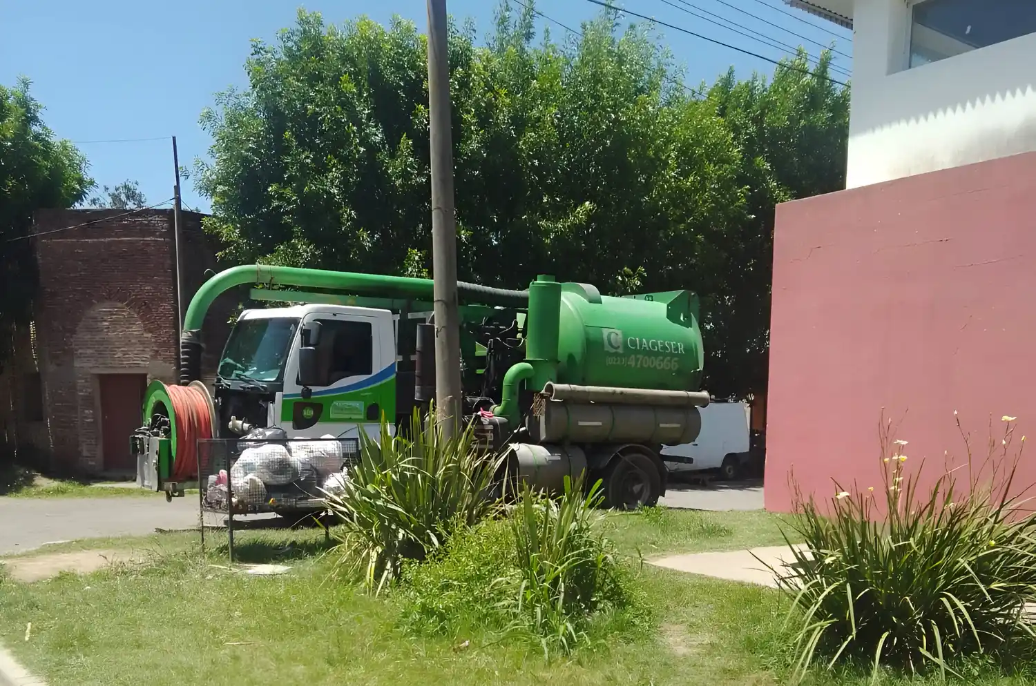 El equipo que está operando en algunos barrios fue remitido por la Provincia ante la problemática existente.