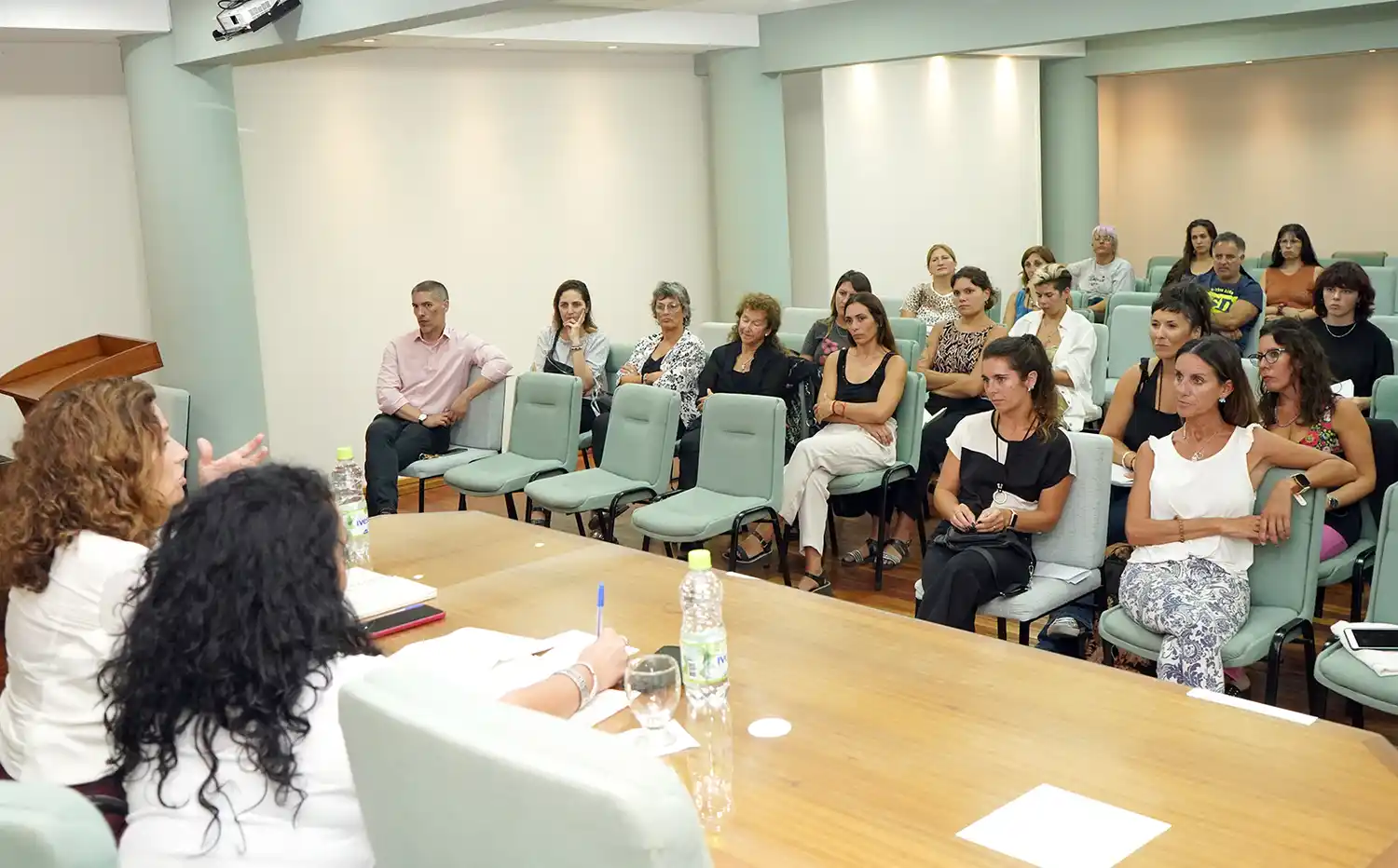 Funcionarias. Leticia Locio y Emilia Ramos encabezaron el conversatorio