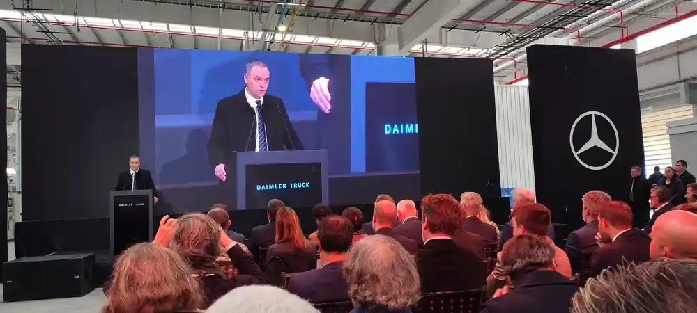 En medio de las polémicas, Adorni encabezó la inauguración de una planta de Mercedes Benz en Zárate