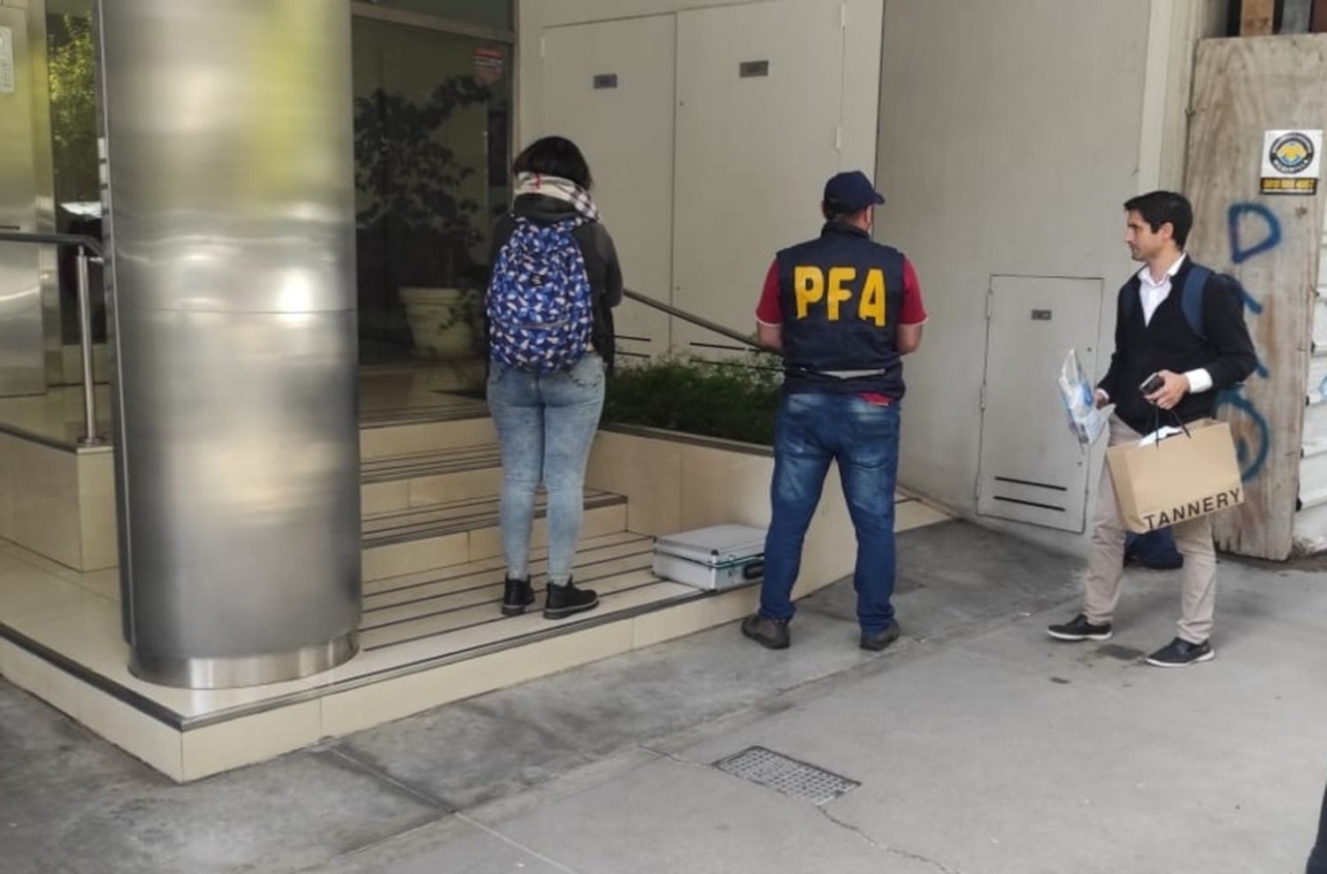 Insólito: intentaron vender droga a metros de una dependencia de la Policía Federal