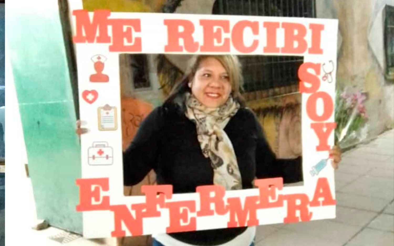 ¡Flor Paris se recibió de enfermera!
