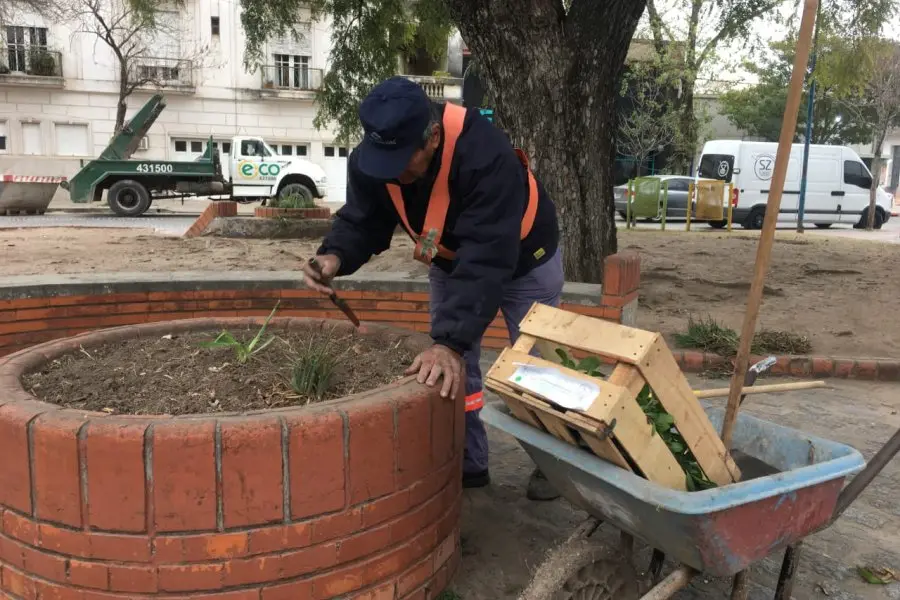 Retiran los areneros en plenas tareas de mantenimiento en el parque Malvinas Argentinas
