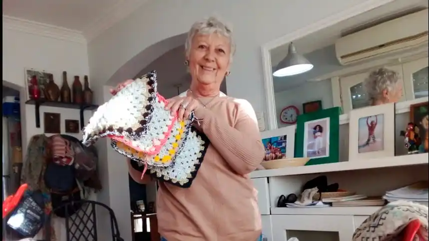 Labor solidaria. Elabora mantitas para entregar en instituciones educativas locales