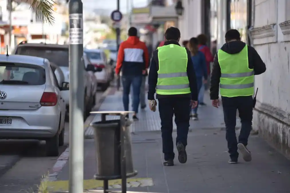 Personal municipal identificados con chalecos verdes, recorrieron la zona céntrica.