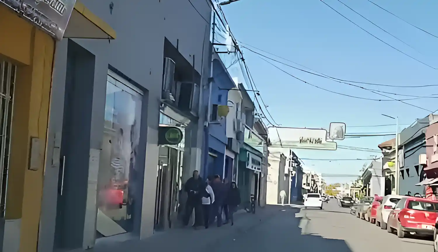 Los bancos no abrieron sus puertas y había gente en los cajeros.