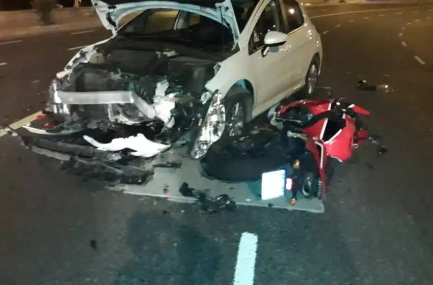 Manejaba a contramano por la costa y chocó a un motociclista