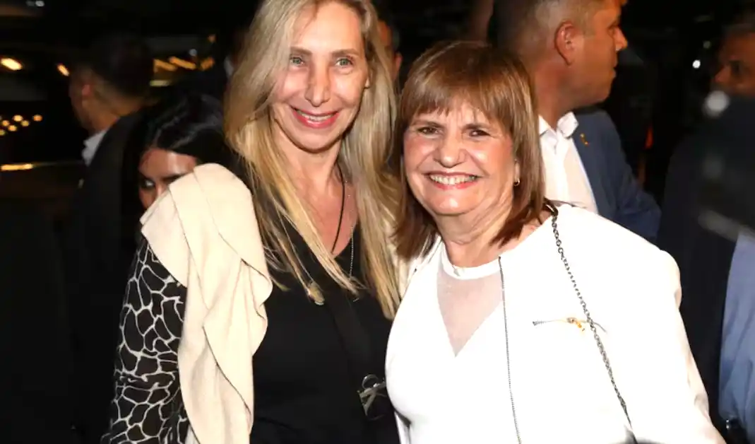 Karina y Patricia dijeron presente en el estreno de ¿Qué somos?