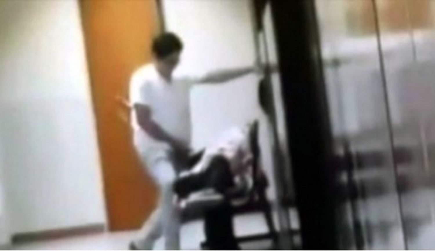 Médico le pasó el pene por la cara a mujer dormida en hospital