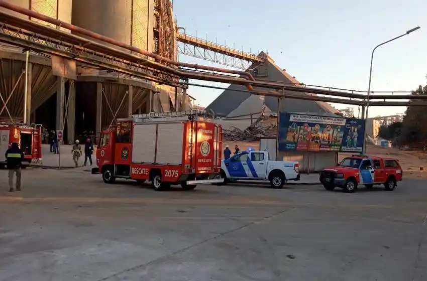 Se derrumbó parte del complejo industrial de Puerto General San Martín y un trabajador quedó atrapado