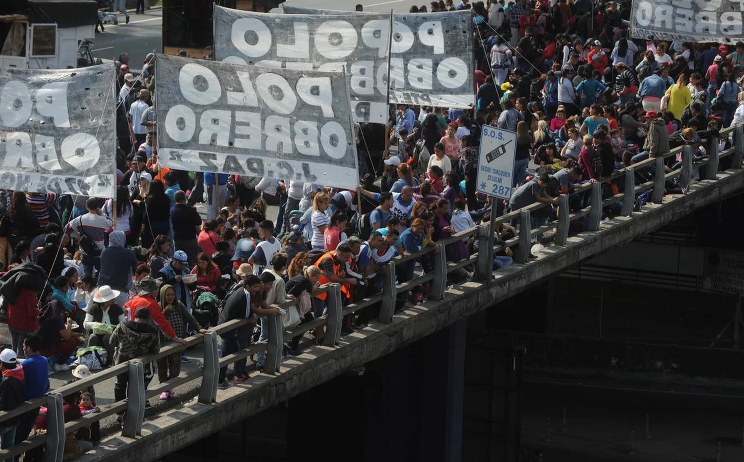 Un manifestante cayó de la autopista en medio de la marcha en Buenos Aires 