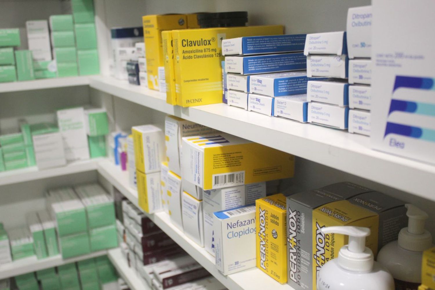Delicada situación de las farmacias por la devaluación y la demorada de los pagos de las obras sociales