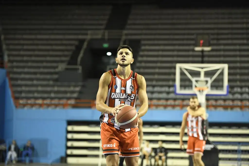 Lisandro Fernández en la línea de libres (Foto: Prensa Quilmes)