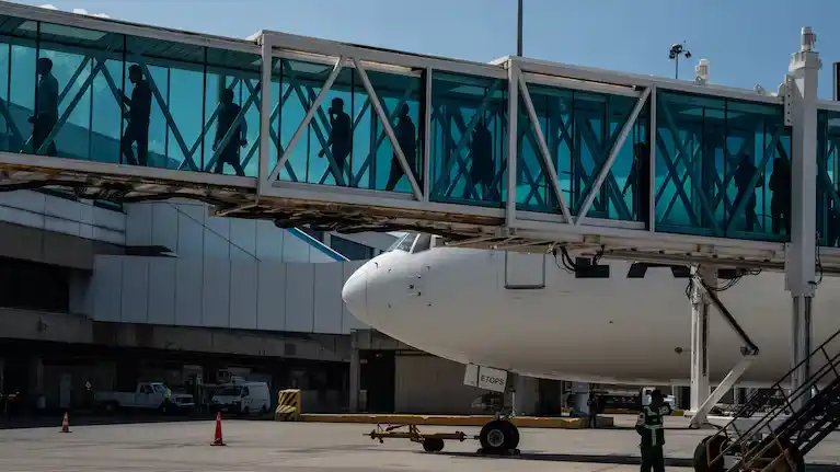 Aerolíneas Argentinas aplicará un recargo por combustible: cuánto subirán los pasajes - 1