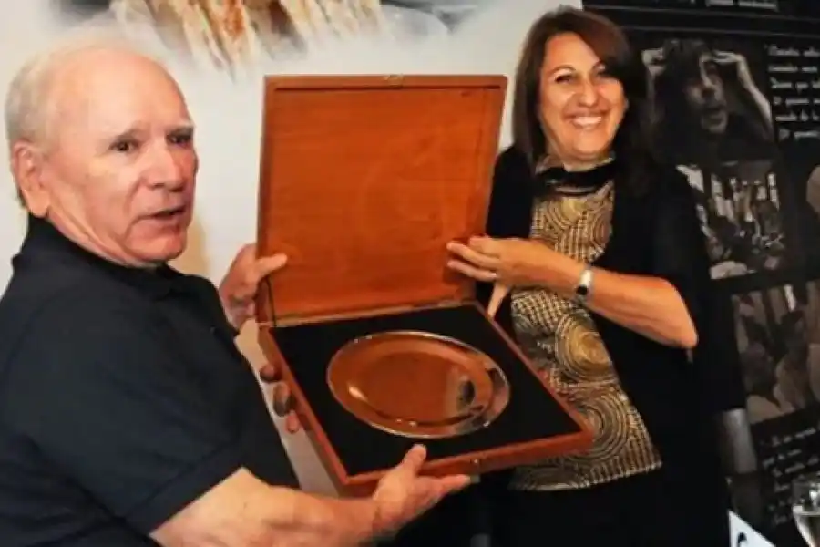 En 2014, la por entonces intendenta Mónica Fein le entrega a Rubén Ramírez una plaqueta. Fue por una idea del ex concejal Carlos Comi quien propuso declarar al carlito patrimonio cultural de la ciudad.